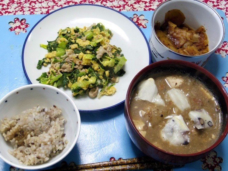 今夜は小松菜キャベツ豚肉卵炒めエッグ、鳥団子カブ豆乳餅入り鍋汁、ショウガのおかか漬け、ご飯です。