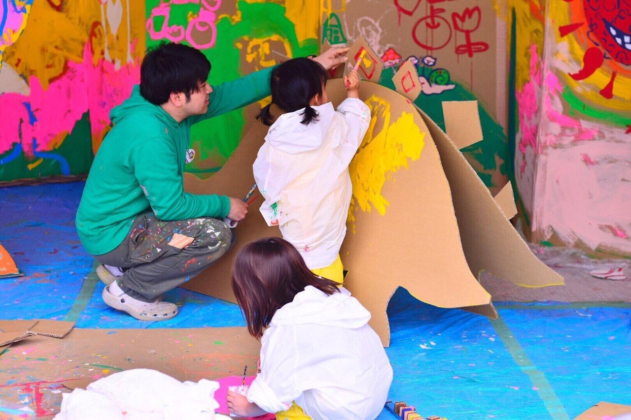 出張アトリエ】こどもたちとつくる遊園地。ダンボールと絵の具で