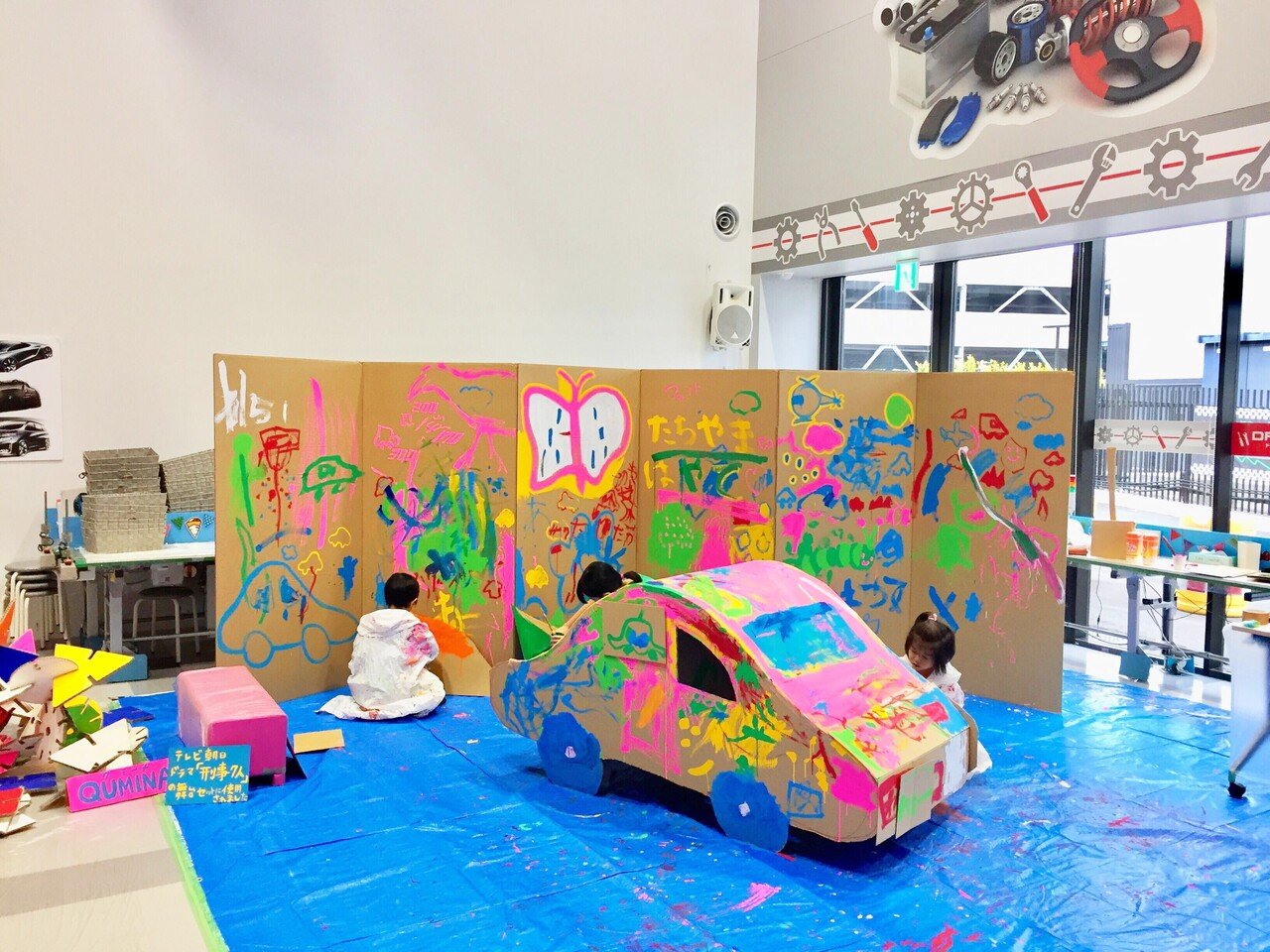 出張アトリエ】こどもたちとつくる遊園地。ダンボールと絵の具で