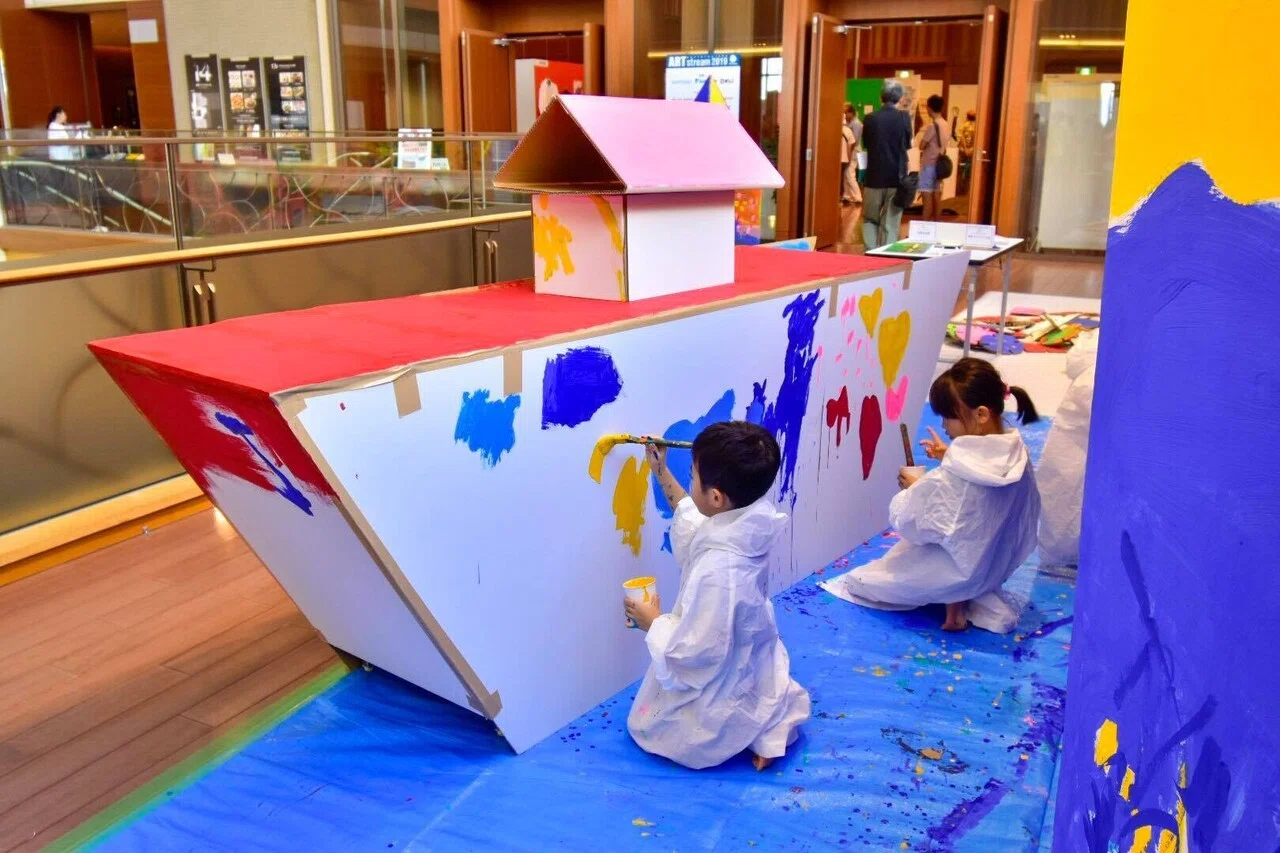 出張アトリエ】こどもたちとつくる遊園地。ダンボールと絵の具で