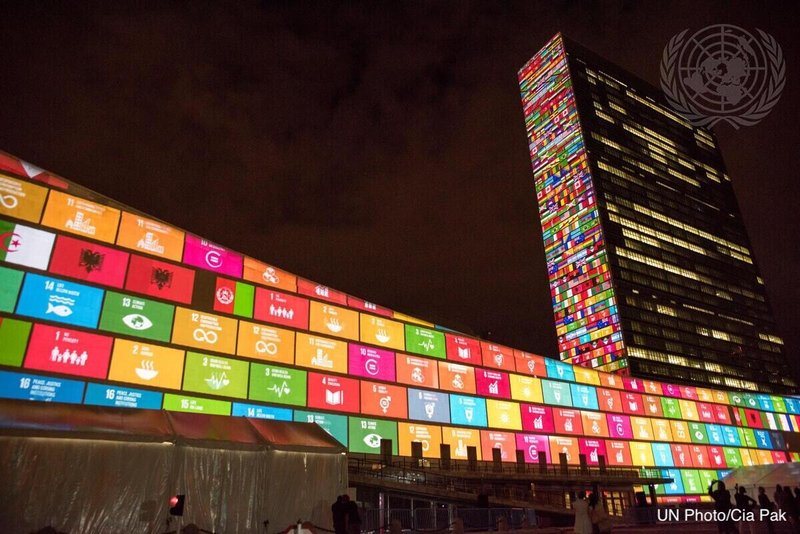 ８③画像④ SDG採択を記念してライトアップされた国連本部