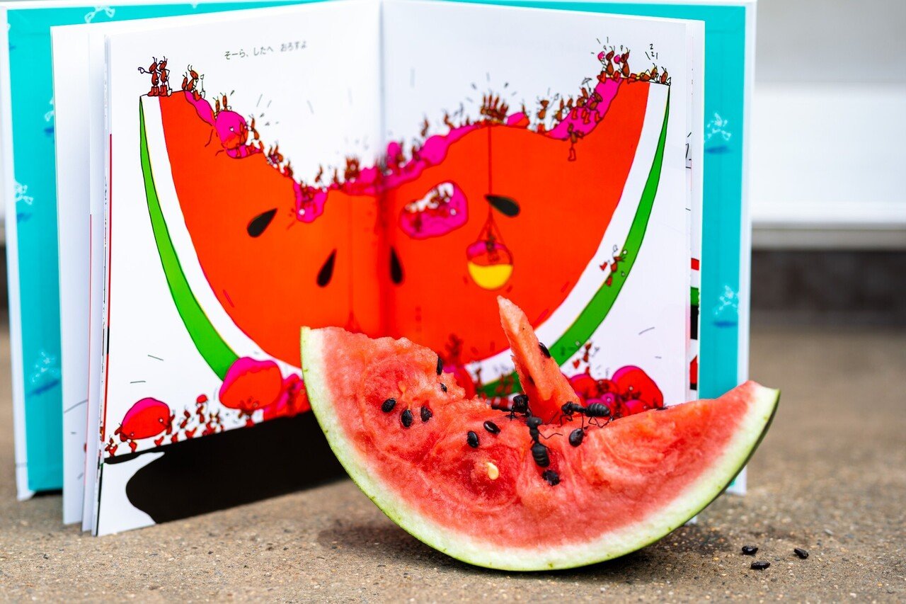 まっ赤なすいか、おいしそう！『ありとすいか』――絵本を思い出す
