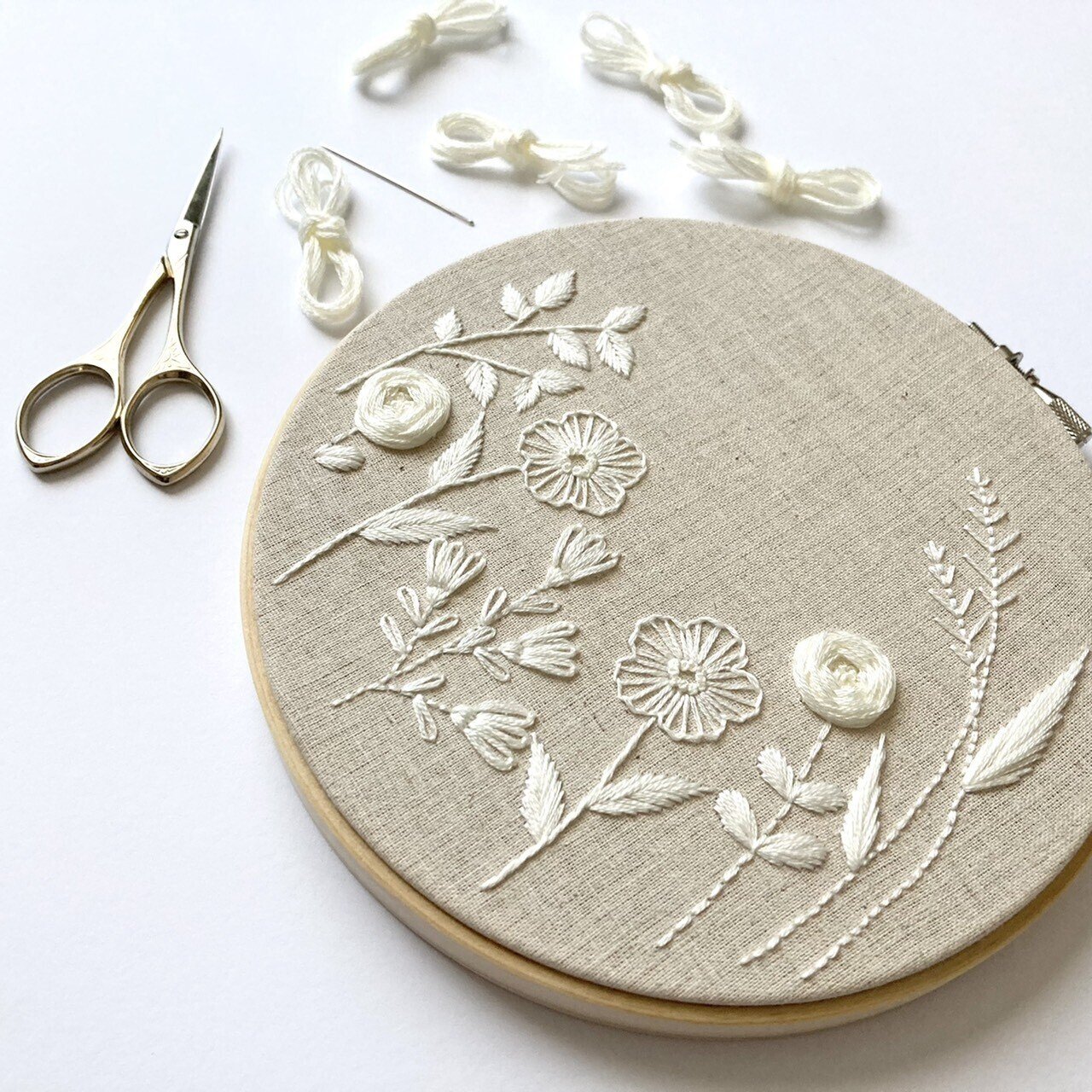 刺繍図案】白糸一色でつくる草花の壁飾り（YouTube解説あり