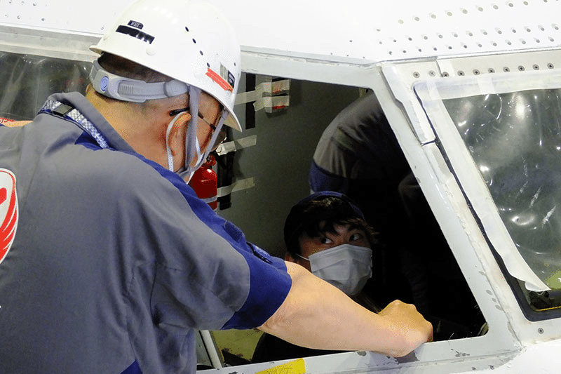 空港誘導員ヘルメットと無線機 空港誘導員ヘルメットと無線機