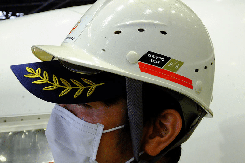 空港誘導員ヘルメットと無線機 航空機の「電装整備士」と整備現場の「強力サポーター」、羽田