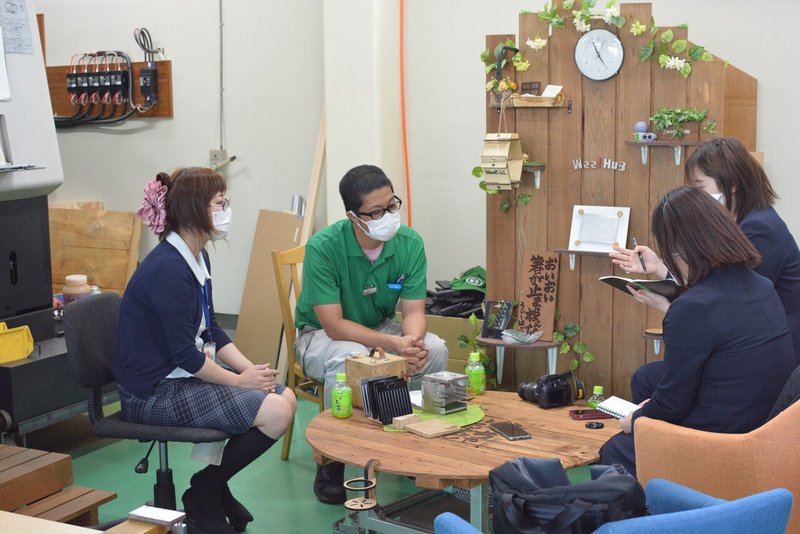 テーブル(実は中央にグリルが埋め込まれているんです)やディスプレイは手作り。秘密基地のような雰囲気でした。
