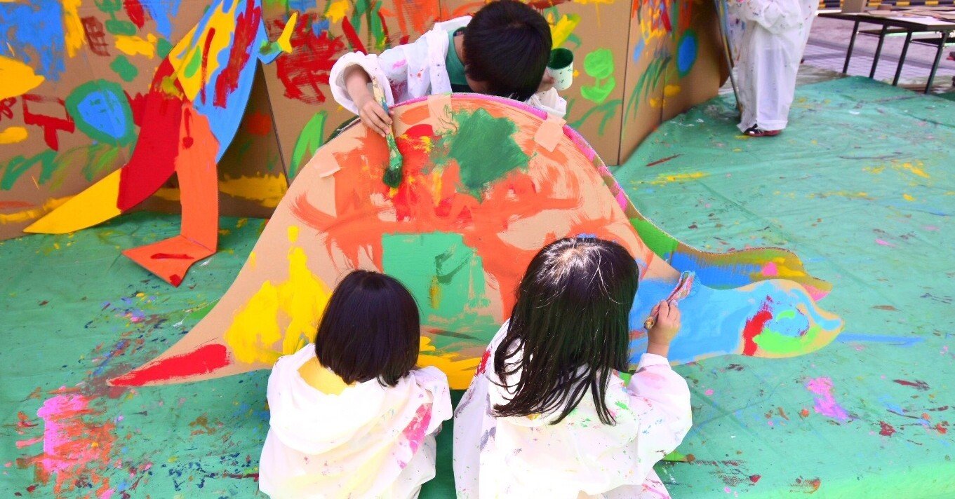 ダンボール恐竜をみんなでペイント アトリエヤマダ 絵の具スタッフnote ワクワクをカタチに Note