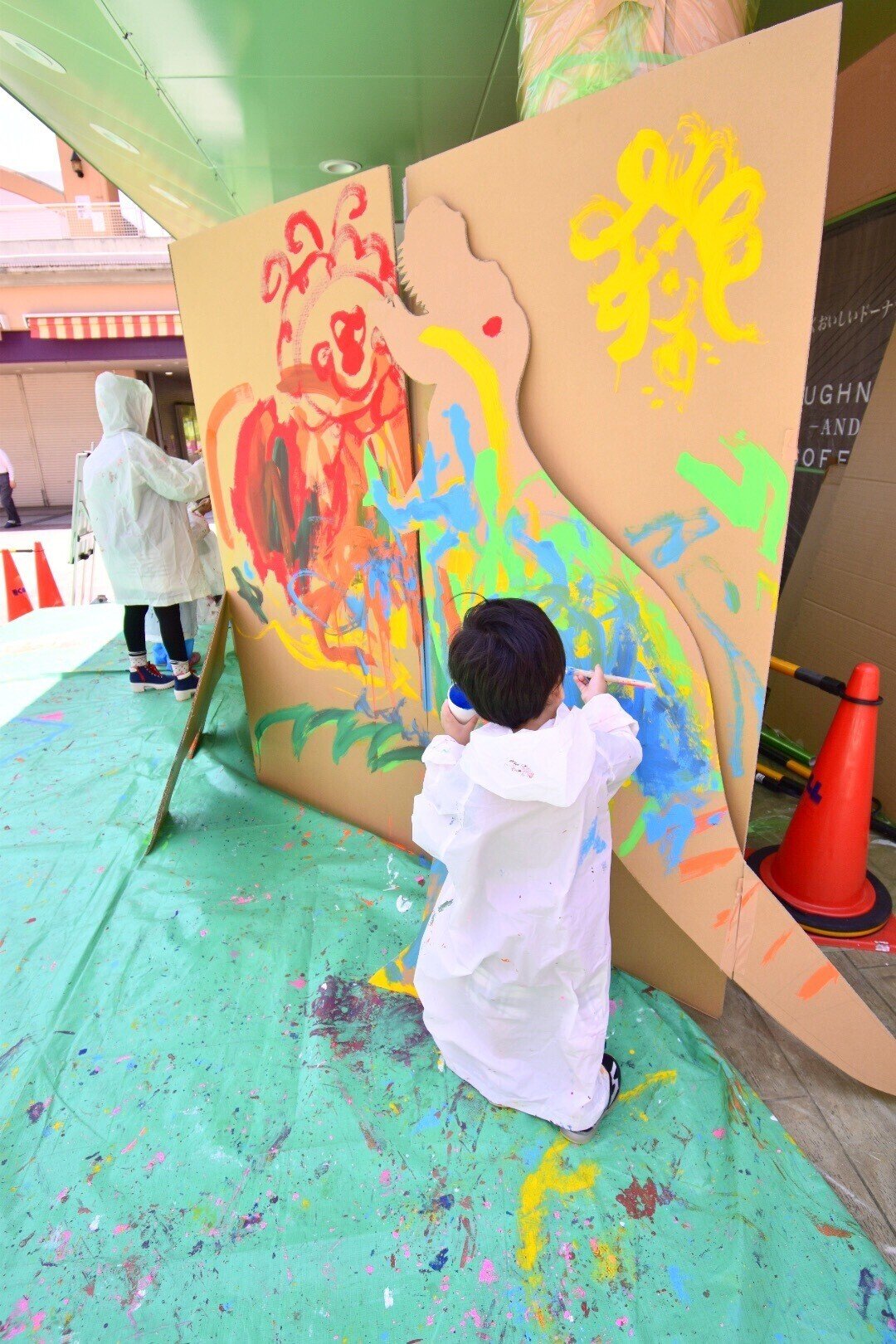 ダンボール恐竜をみんなでペイント アトリエヤマダ 絵の具スタッフnote ワクワクをカタチに Note