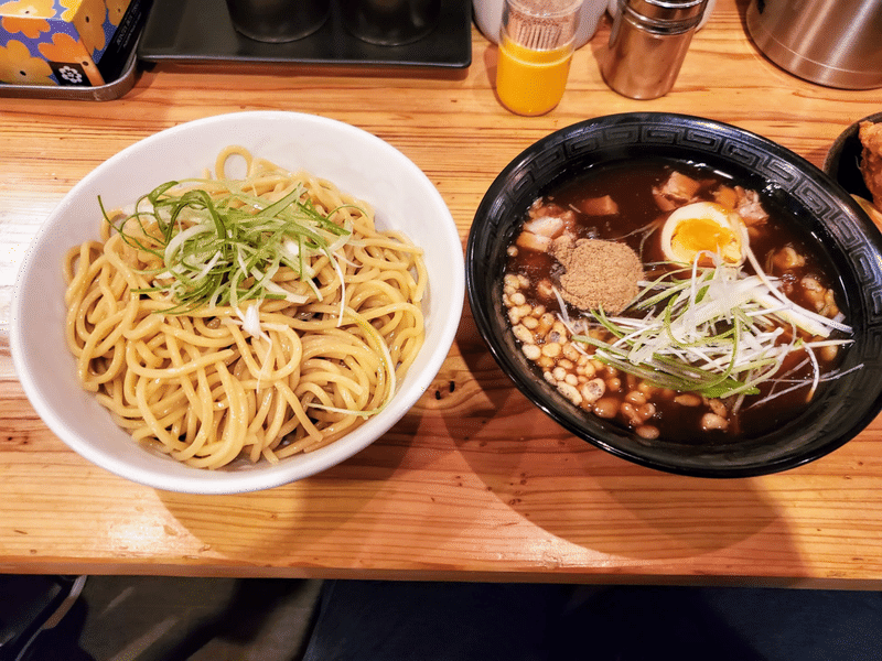 遼太郎　外観　ラーメン　看板　暖簾　つけ麺