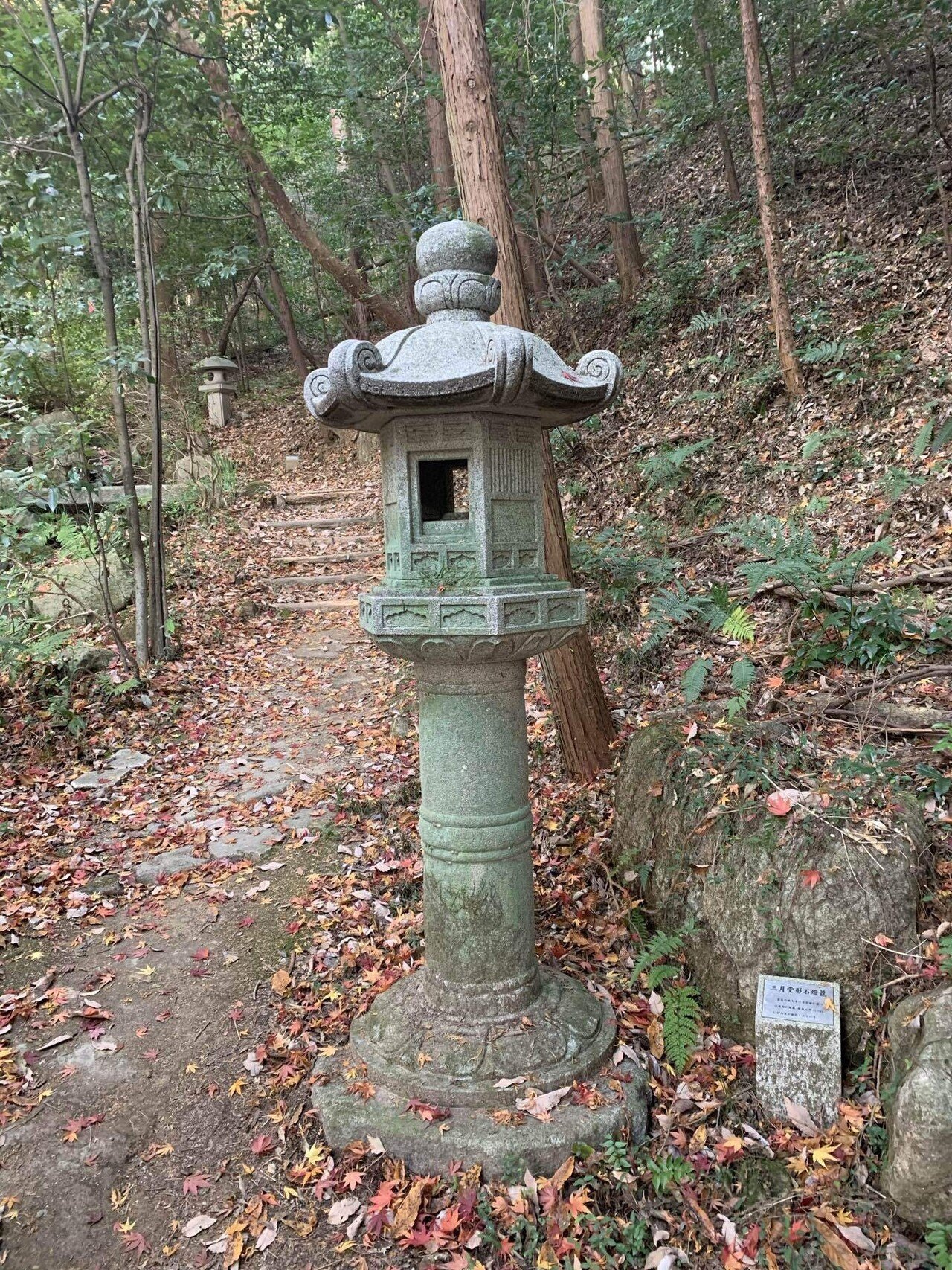 2輪の花の彫刻が美しい灯篭 灯籠 燈籠 石塔 神奈川県座間市での
