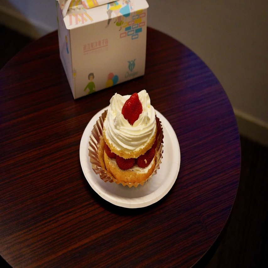 亭主より きみは知っているだろうか 老舗洋菓子店の異形のケーキ インスタグラムより 嬉野雅道