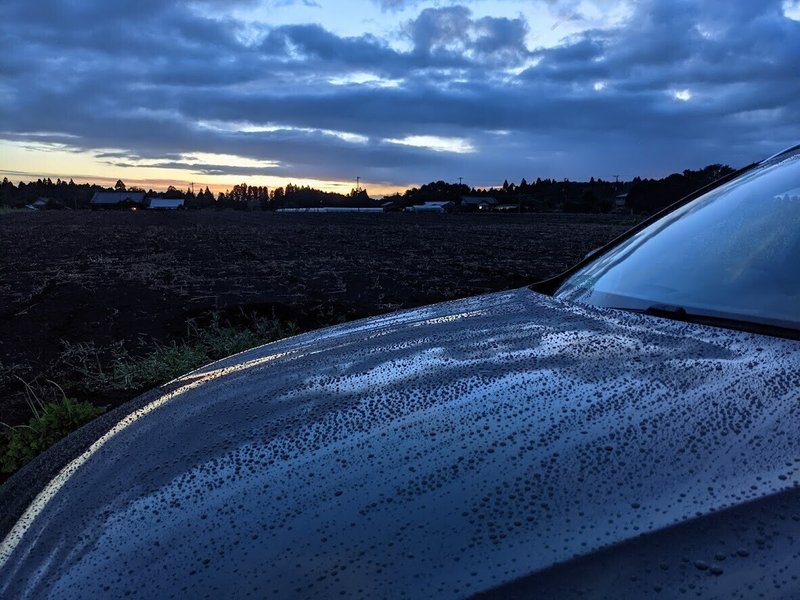 88ボルボ百景。雨上がりの農道とVOLVO2