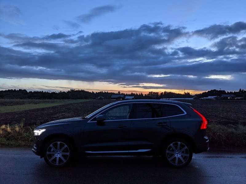 88ボルボ百景。雨上がりの農道とVOLVO