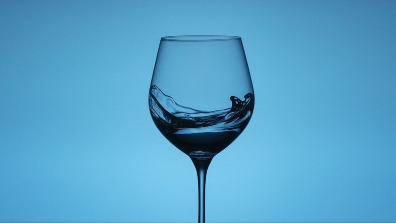 ワイングラス・水・半分・ブルー・シンプル