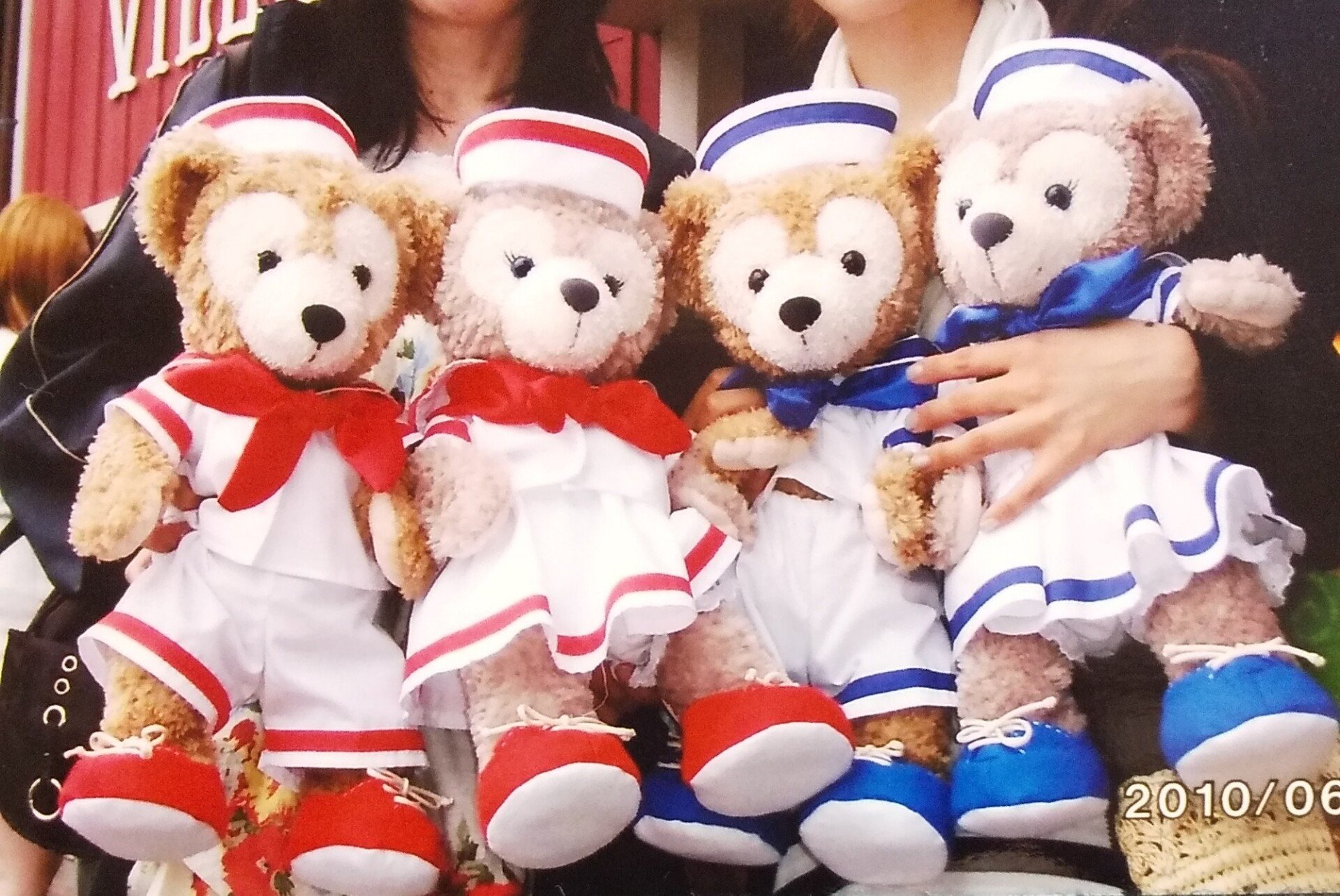 セーラー服のダッフィーとシェリーメイ｜ここぴ