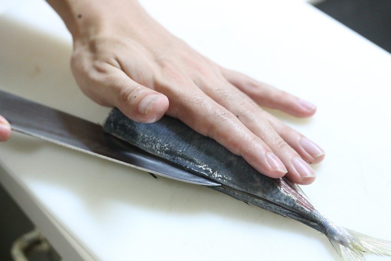 鰺の三枚おろし｜樋口直哉(TravelingFoodLab.)｜note
