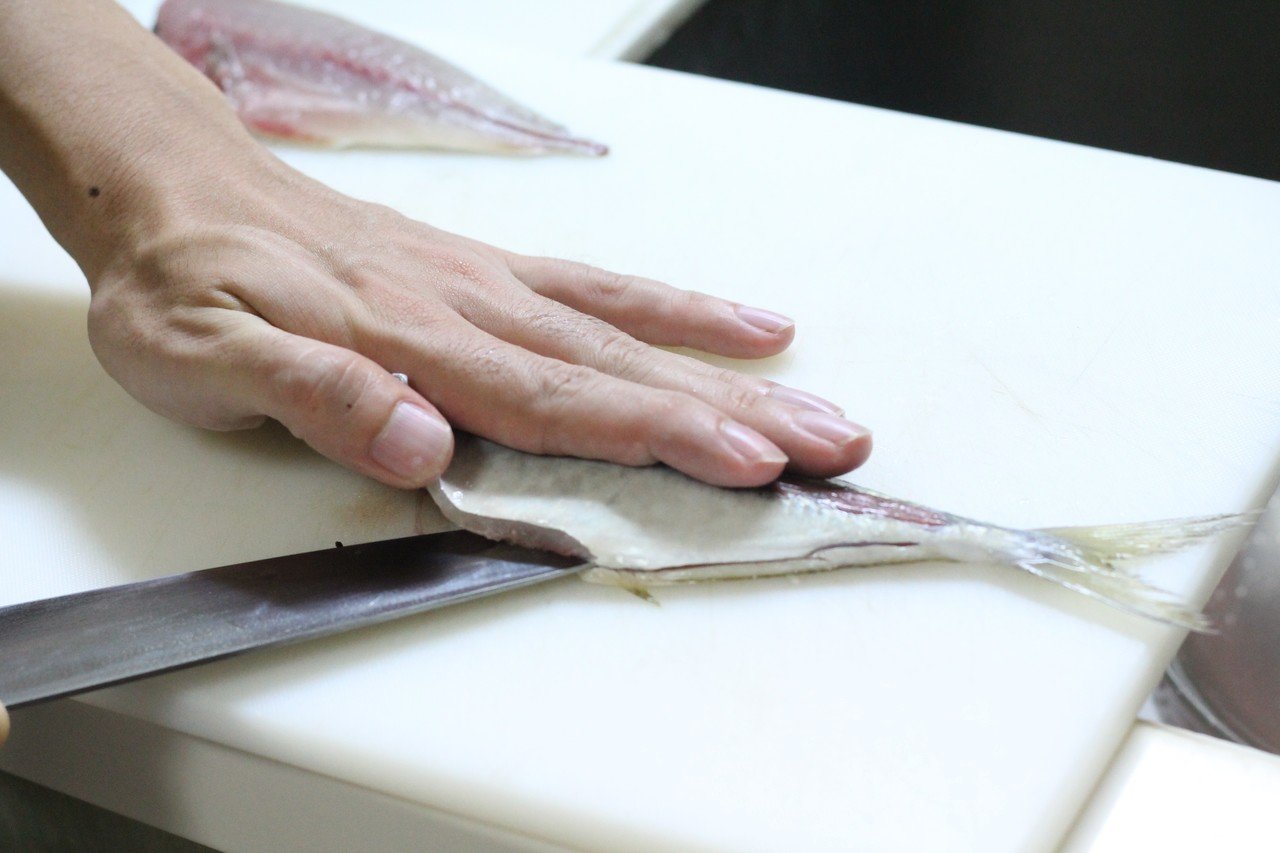 鰺の三枚おろし｜樋口直哉(TravelingFoodLab.)｜note