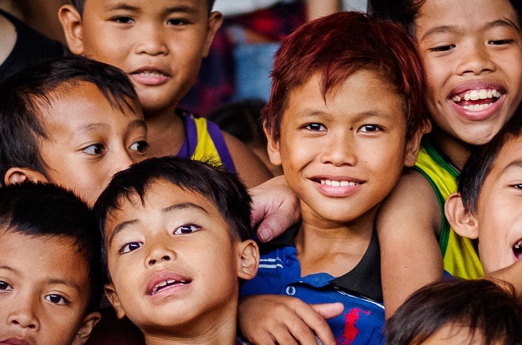 フィリピン・セブ島の貧しい村の子供達。道も衛生面も決して豊かではないが、子供達の目の輝きと笑顔は豊かさと希望を感じた。
