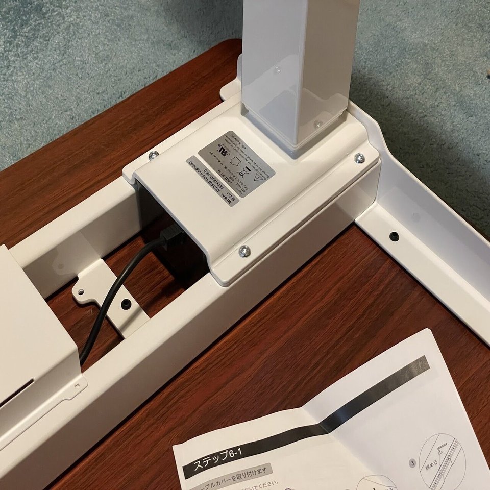 コの字フレームの電動式昇降デスクFLEXISPOT E7 Proレビュー｜miyachi