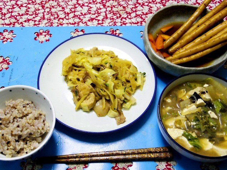 キャベツタマネギジャガイモ大根葉鳥豚の焼き肉のタレ炒め、今夜は江戸ごぼう太、例の鍋にトウフとか足したの、ご飯です。