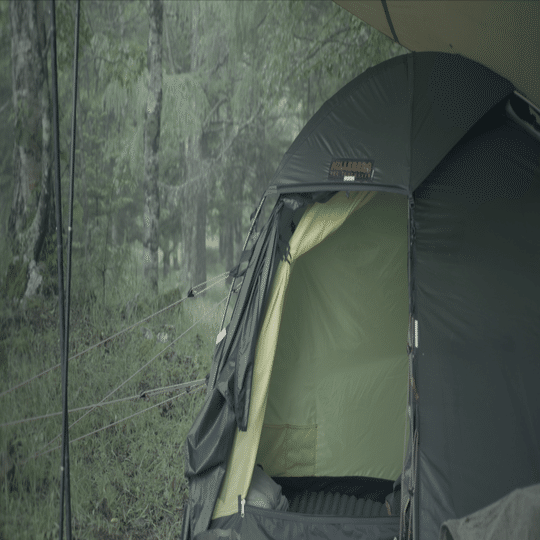 ソロキャンプ動画：ヒルバーグ「ソウロBL」で過ごす霧と雨の一夜