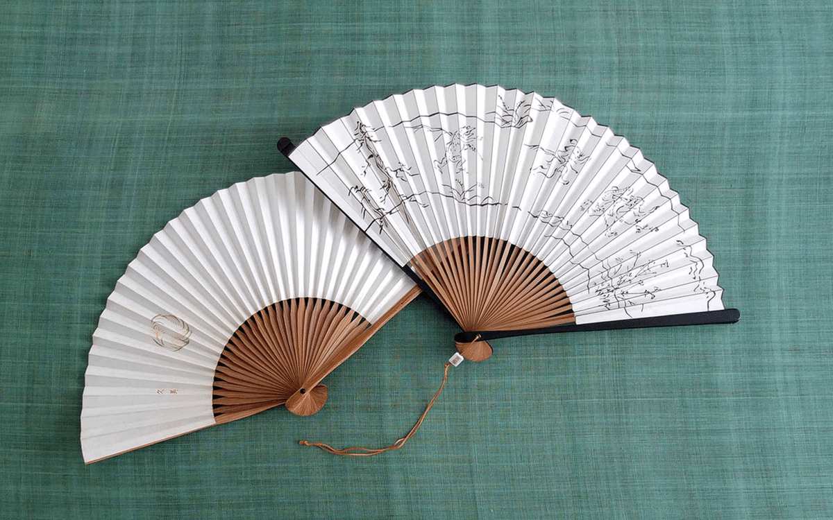 伝統的な日本の扇子 人物と花の絵柄 伝統的な日本の花柄扇子 日本舞踊 舞扇 - メルカリ