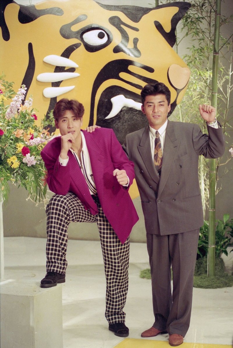 新庄剛志（左）と亀山努、テレビ出演（９３年３月）