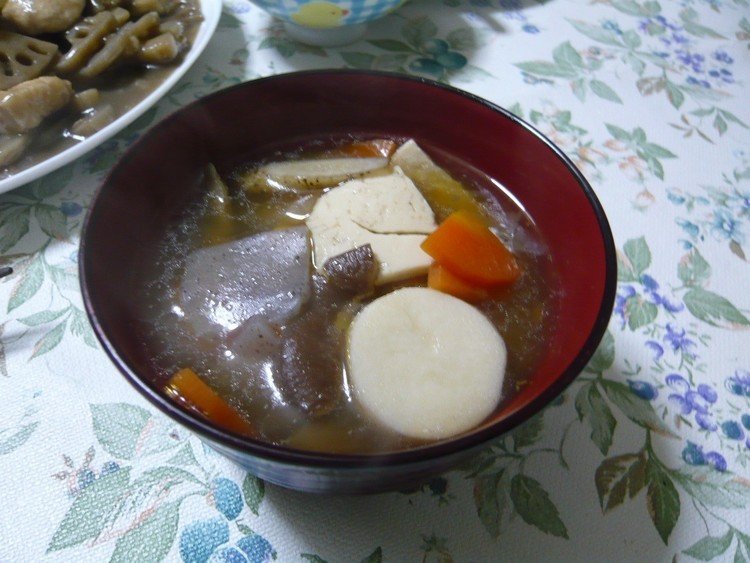 大根、人参、里芋、ゴボウ、コンニャク、干し椎茸、豆腐が入った「けんちん汁」！