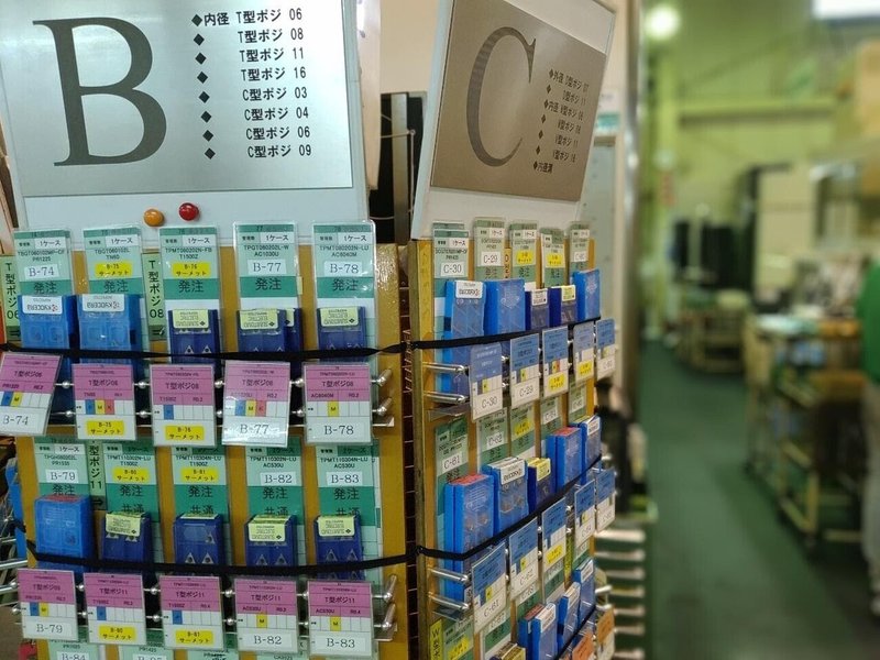 工具の在庫を保管する回転式のラック。本体や看板等なんと全て手作りです。