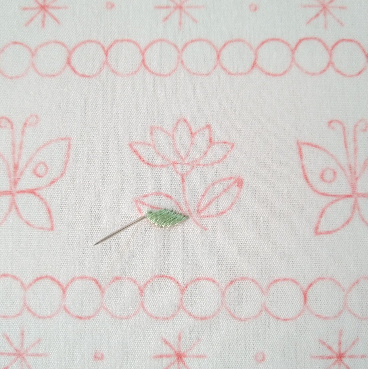2色の刺繍糸で楽しむ花と蝶の刺繍図案* ステップ1 〜葉っぱの 2色の刺繍糸で楽しむ花と蝶の刺繍図案* ステップ1 〜葉っぱの