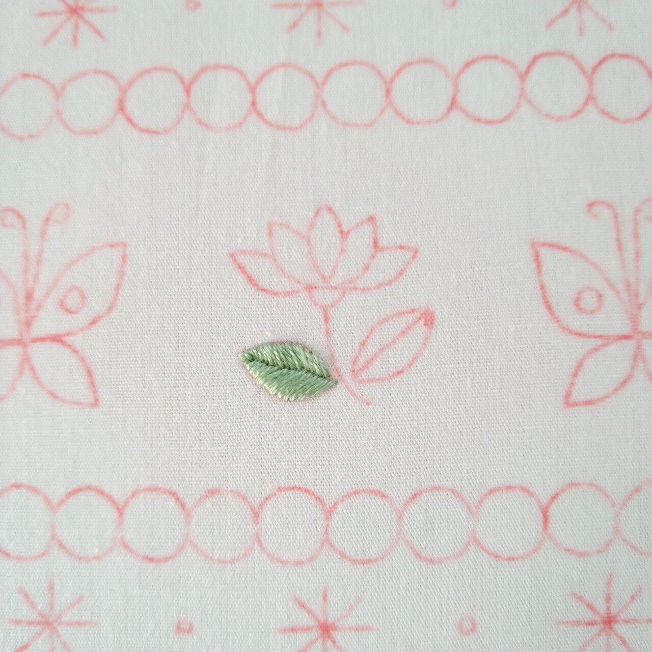 2色の刺繍糸で楽しむ花と蝶の刺繍図案* ステップ1 〜葉っぱの