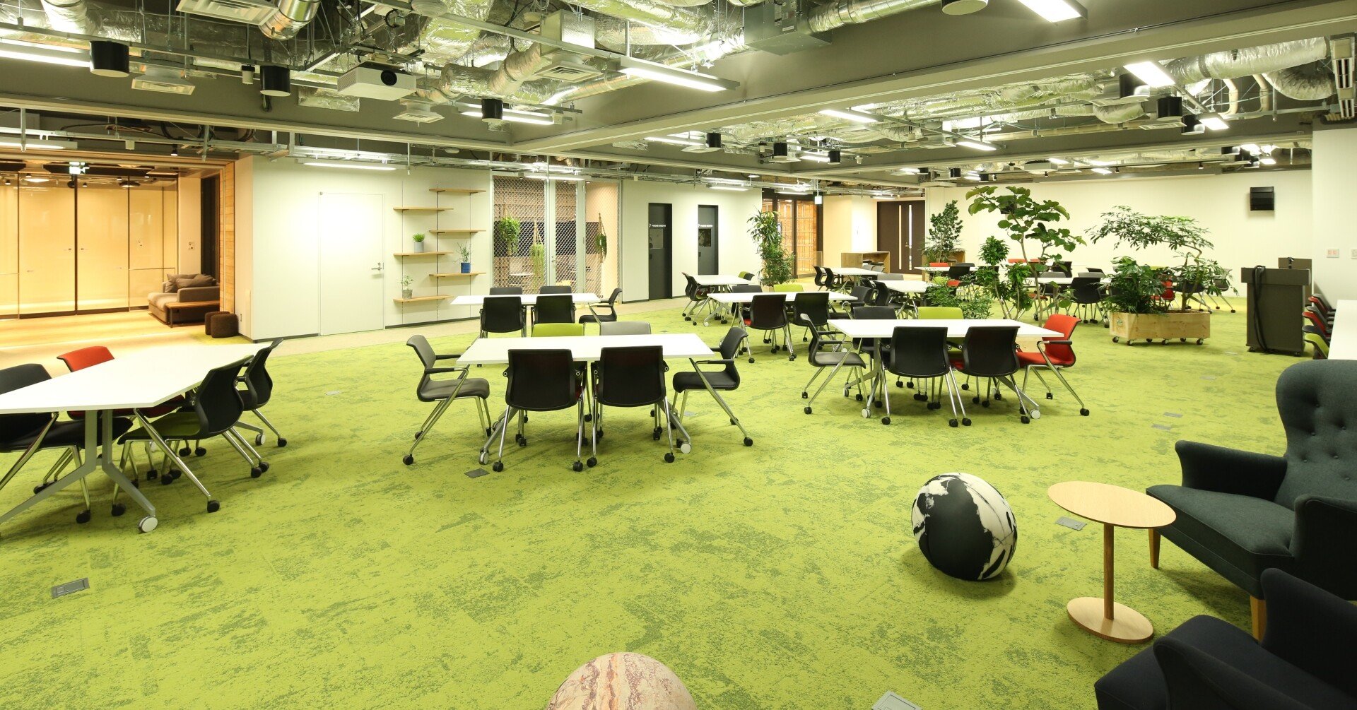 金融系外国企業・人材に対する一時的オフィス提供事業」をご紹介します