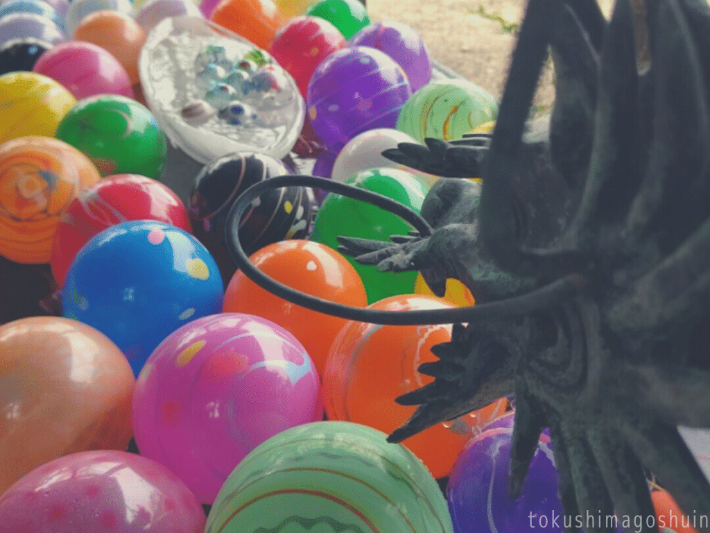 華手水 今年のお正月からたびたび花手水が設置され 話題の宇佐八幡神社 鳴門市 7月7日から8月31日まで 華手水 としてカラフルな水ヨーヨーが手水舎を彩っています 今年もイベント系は軒並み中 Kanakana とくしま御朱印なび Note