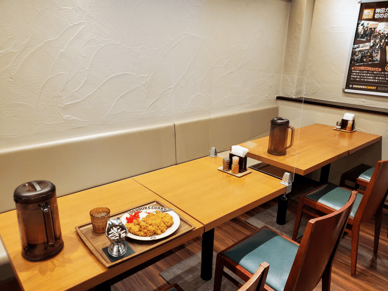 100時間カレー 内装