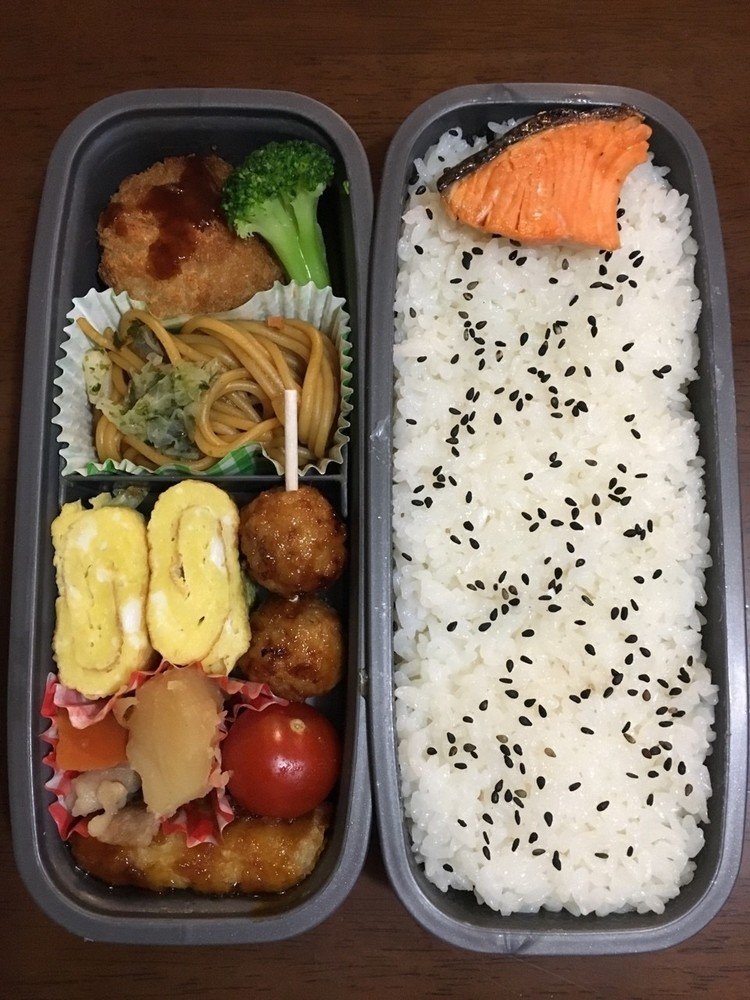 長男弁当。ブロッコリー、コロッケ、焼きそば、玉子焼き、つくね、肉じゃが、プチトマト、イカ天、焼鮭。