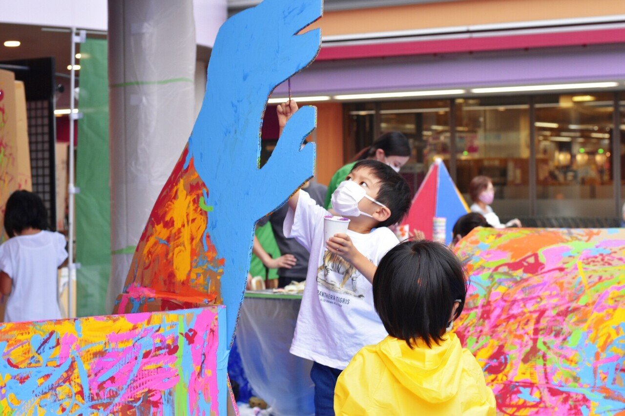 イベントレポ ダンボール恐竜と巨大絵本in神戸 アトリエヤマダ 絵の具スタッフnote ワクワクをカタチに Note