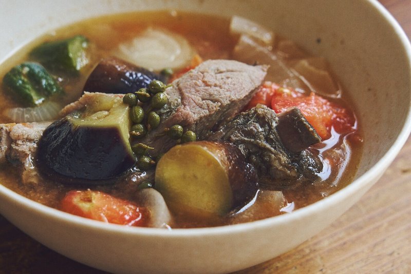 お昼ご飯にも こっくり さっぱり 夏野菜のスペアリブ豚汁 今井真実 料理家 Note