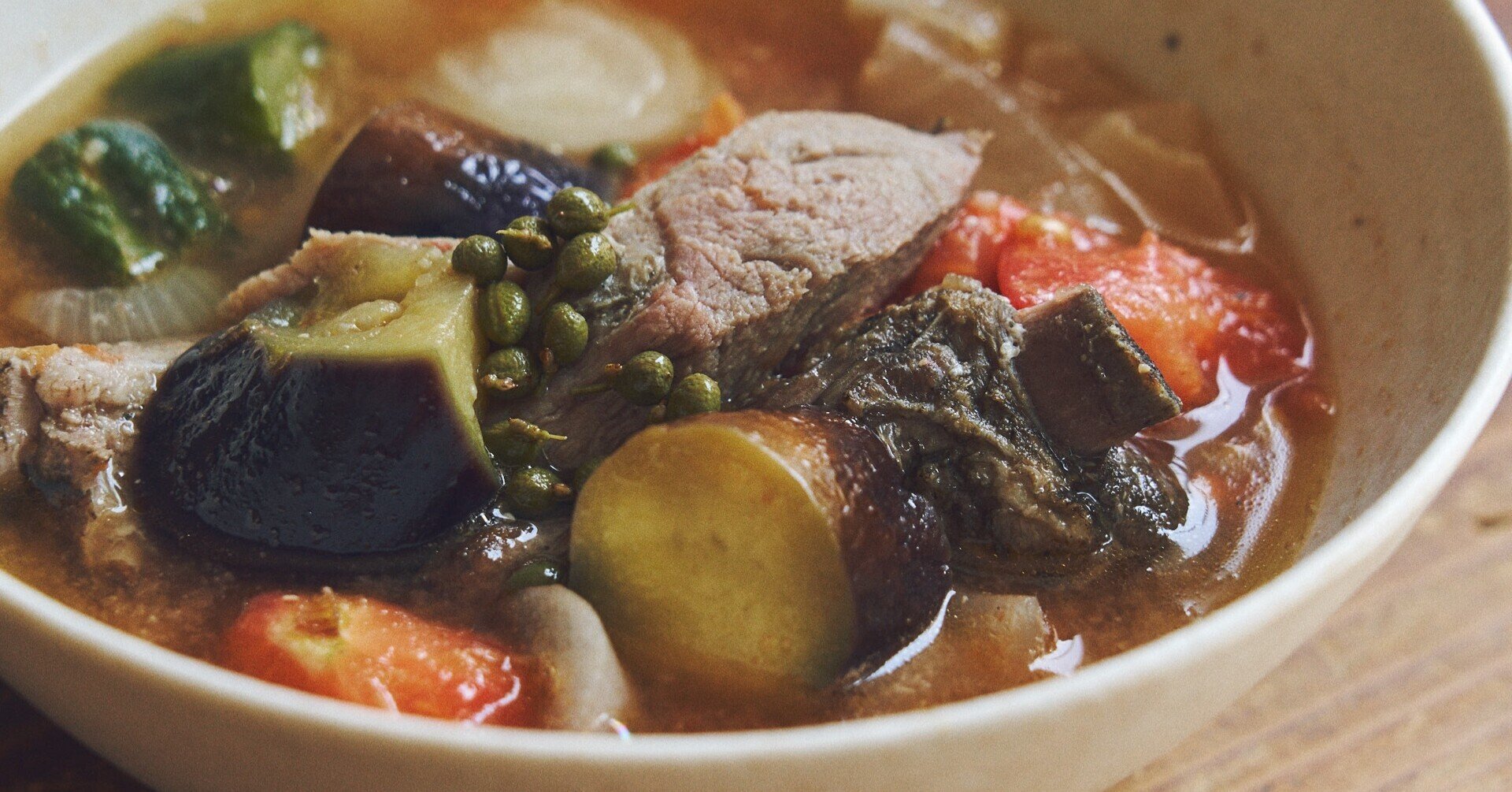 お昼ご飯にも こっくり さっぱり 夏野菜のスペアリブ豚汁 今井真実 料理家 Note