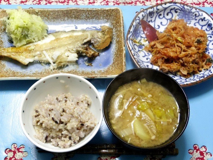 今夜はカレイと大根おろし添え、キャベツタマネギ豚キムチ炒め、白菜エノキとかのお味噌汁、炊き立てご飯です。