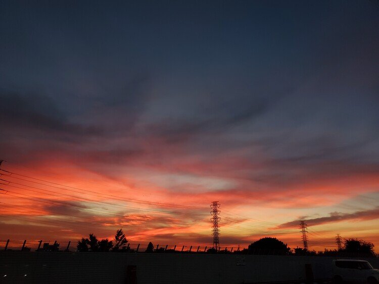 なんだこの嘘みたいな色のソラ、な今日の夕暮れ時の空。
暑い暑いと唸っていたのは竜がボーボーと燃えて翔んでおったからですね。

佳い夢を。


#sky #summer #love #moritaMiW #空 #夏 #dragon #蒼の竜のポウ #佳い一日の終わり