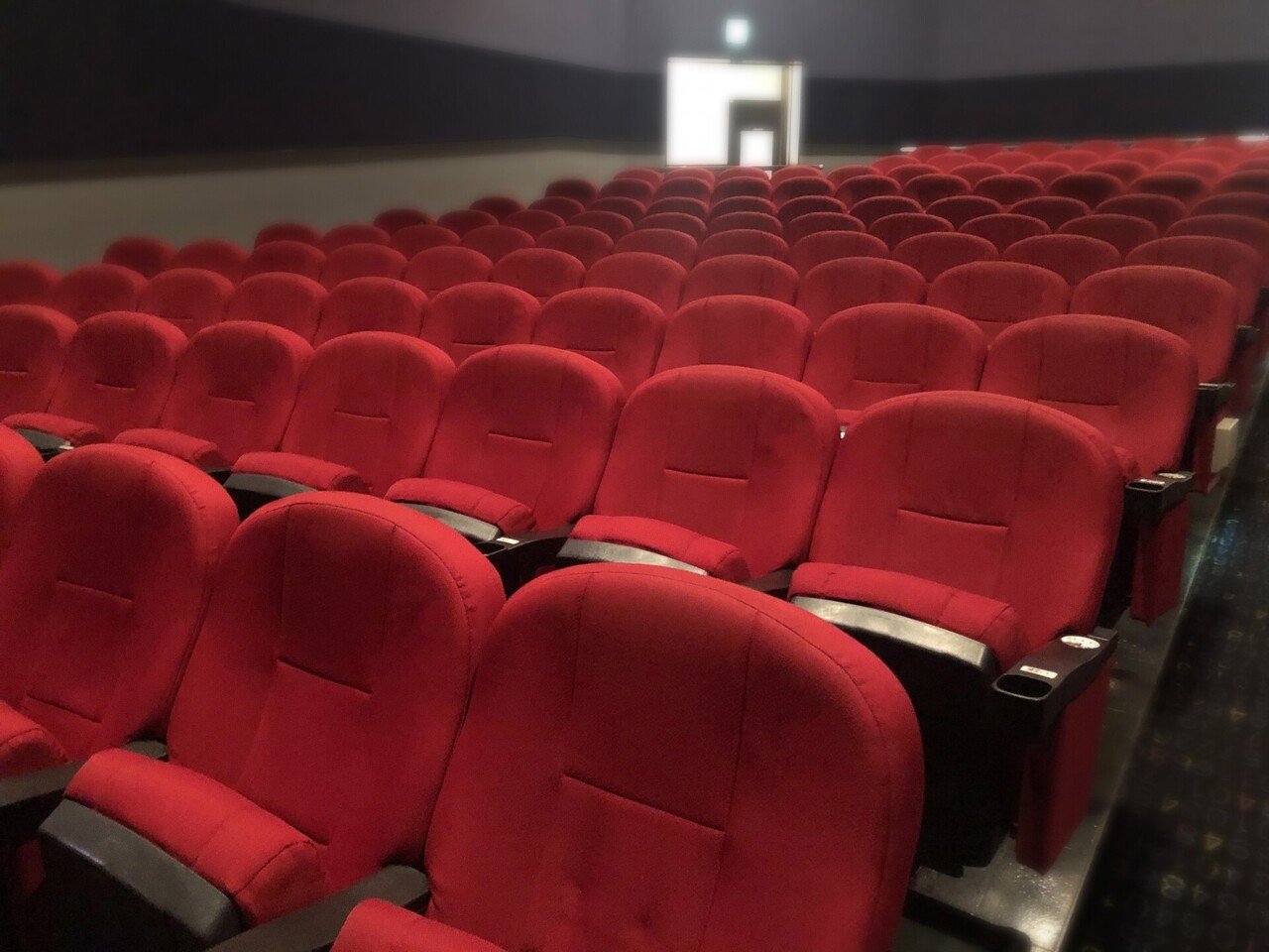 映画館のような音声で映画を観よう 横浜に複合型映画館が誕生！ 最新の音響体験システムを全席導入 - 横浜
