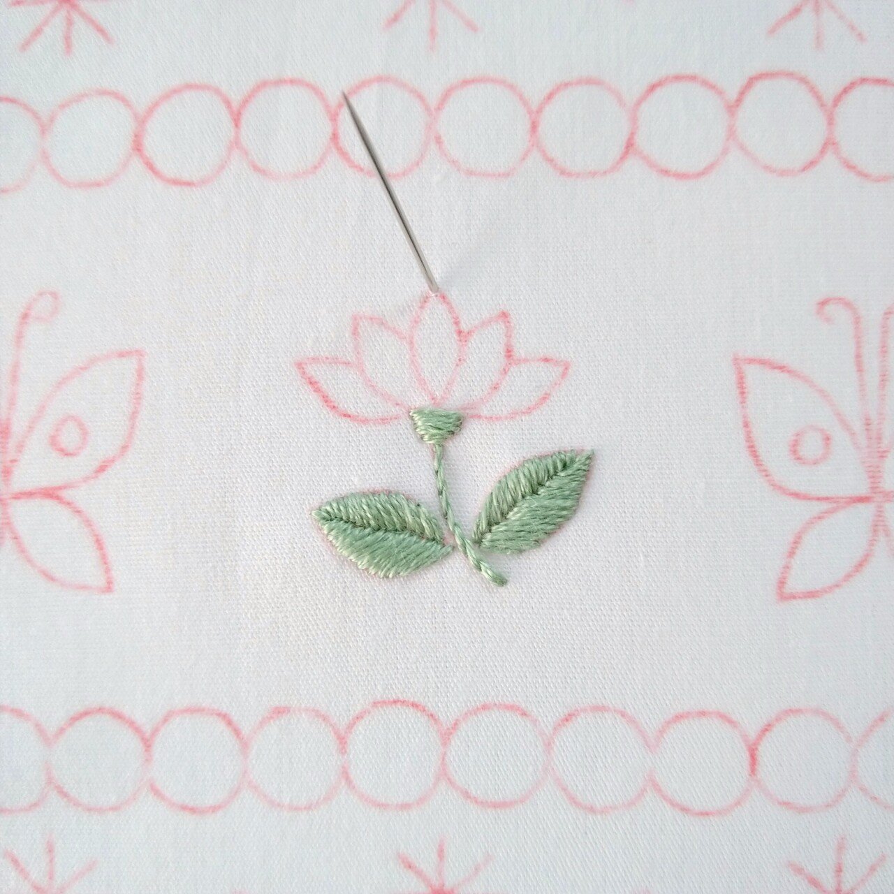 花と蝶の刺繍アート 2色の刺繍糸で楽しむ花と蝶の刺繍図案* ステップ6 〜蝶の刺繍3