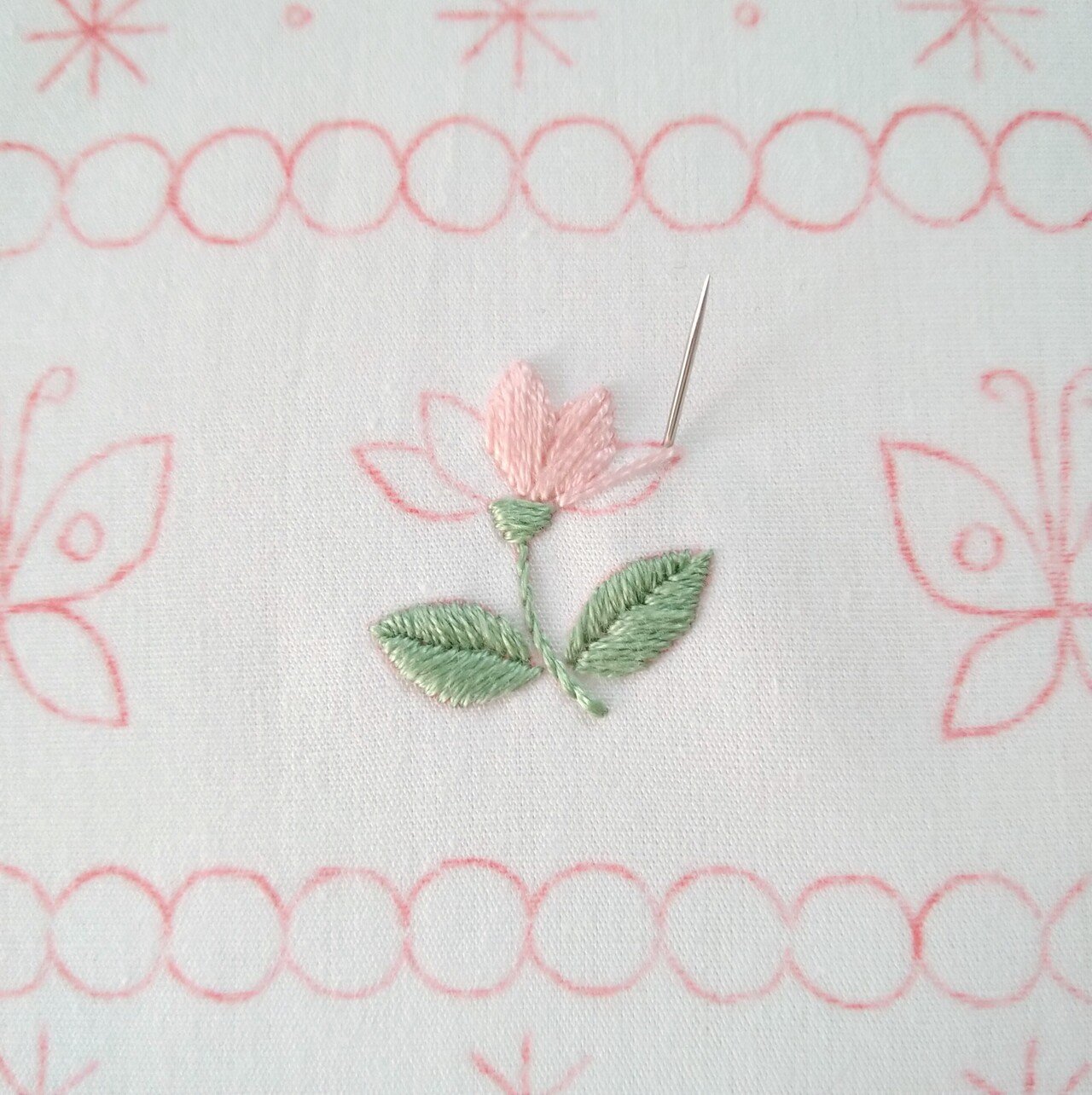 2色の刺繍糸で楽しむ花と蝶の刺繍図案* ステップ3 〜花の刺繍