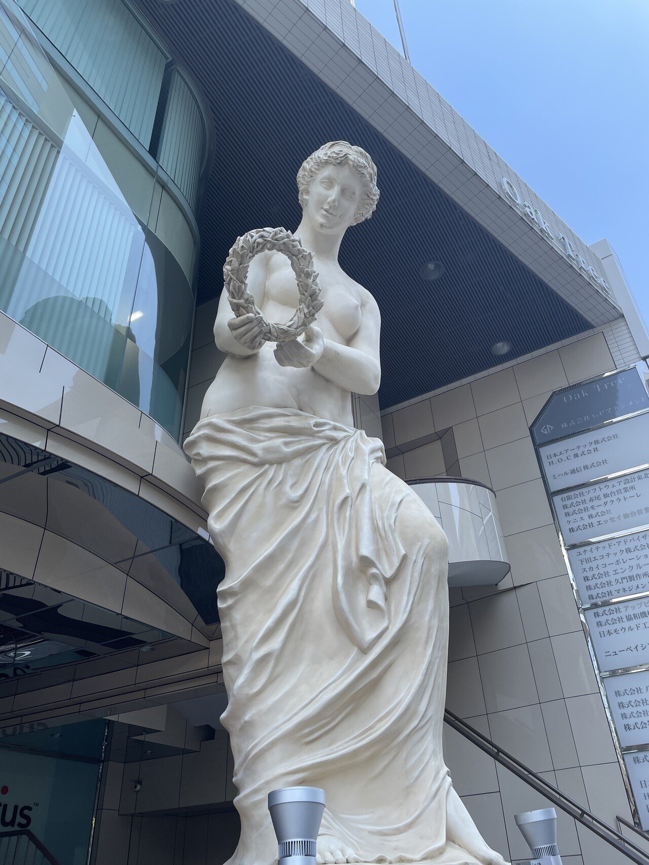 なぜ花京院のビルに女神像があるのか Invincible Hound Note なぜ花京院のビルに女神像があるのか Invincible Hound Note