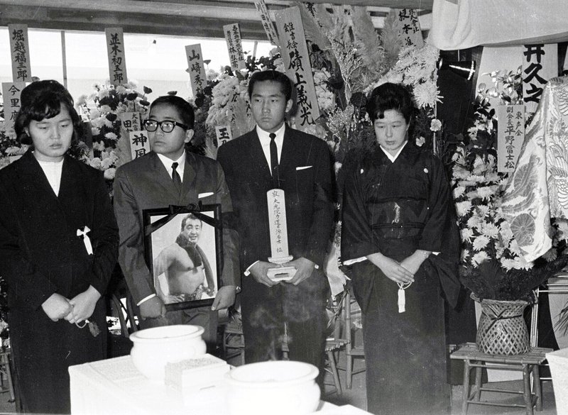 力道山密葬、右から百田敬子未亡人、長男・義浩、二男・光雄（６３年１２月、西大崎の葬儀場）