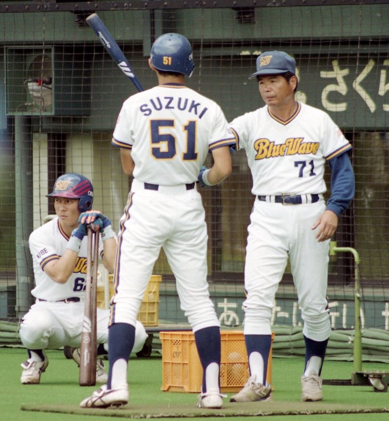 イチローを指導する小川亨コーチ（９３年５月、ＧＳ神戸）