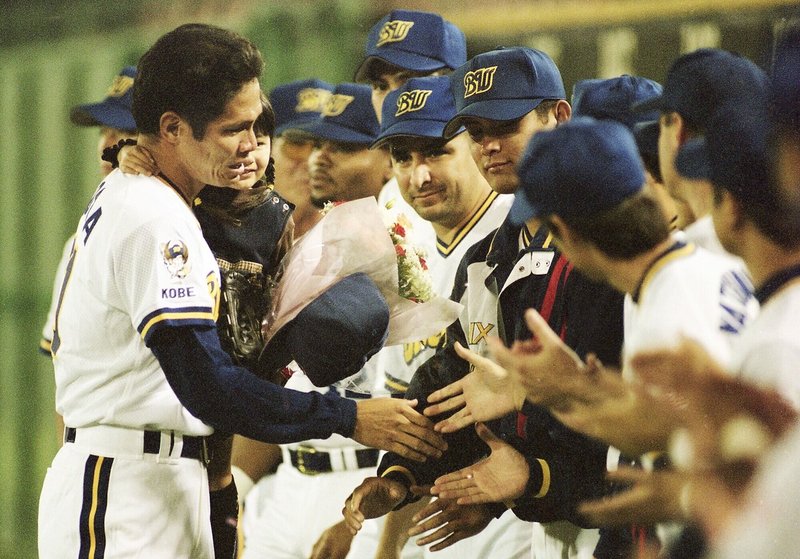 オリックス×西武、野田浩司引退セレモニー、娘を抱きナインと握手する野田浩司