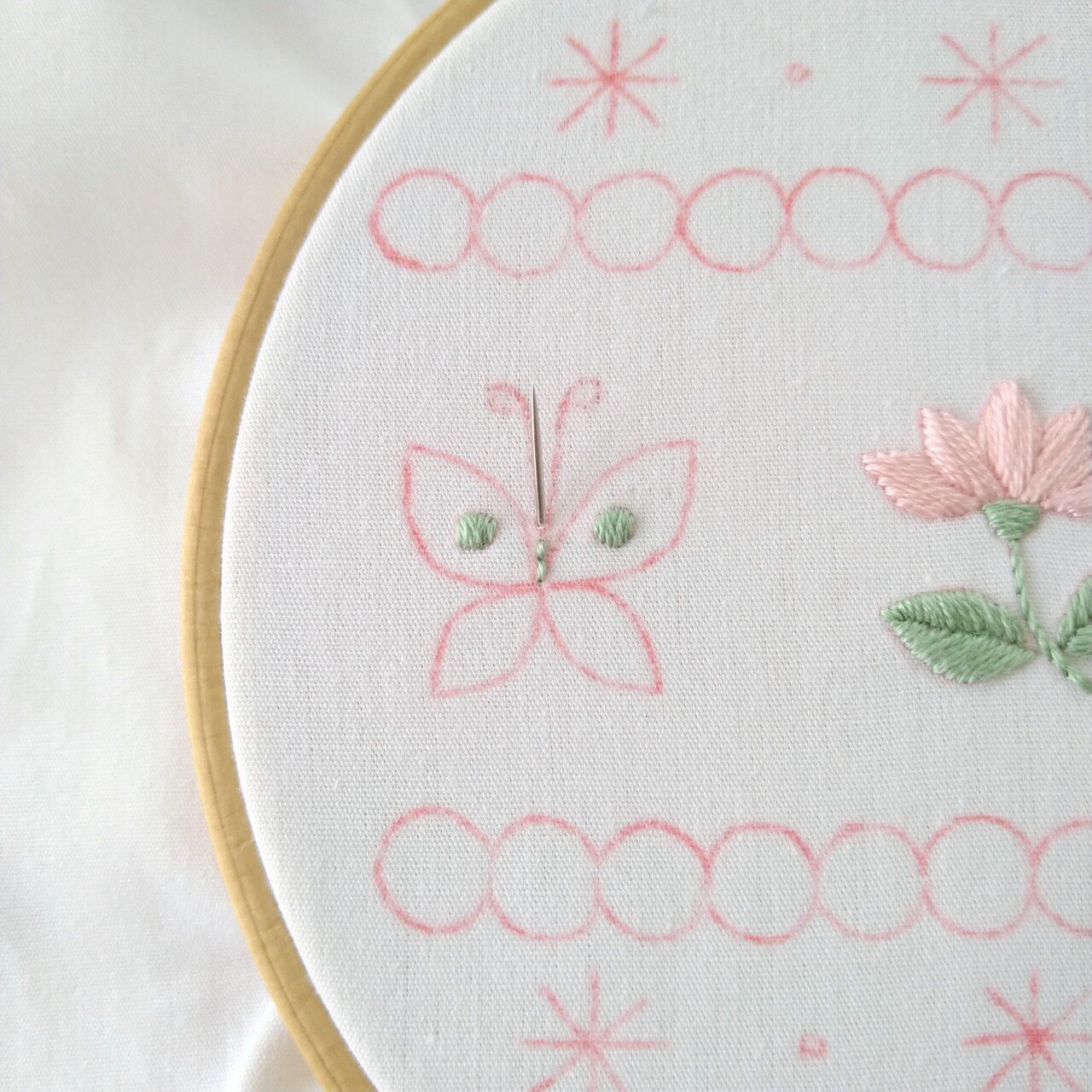 2色の刺繍糸で楽しむ花と蝶の刺繍図案* ステップ4 〜蝶の刺繍1