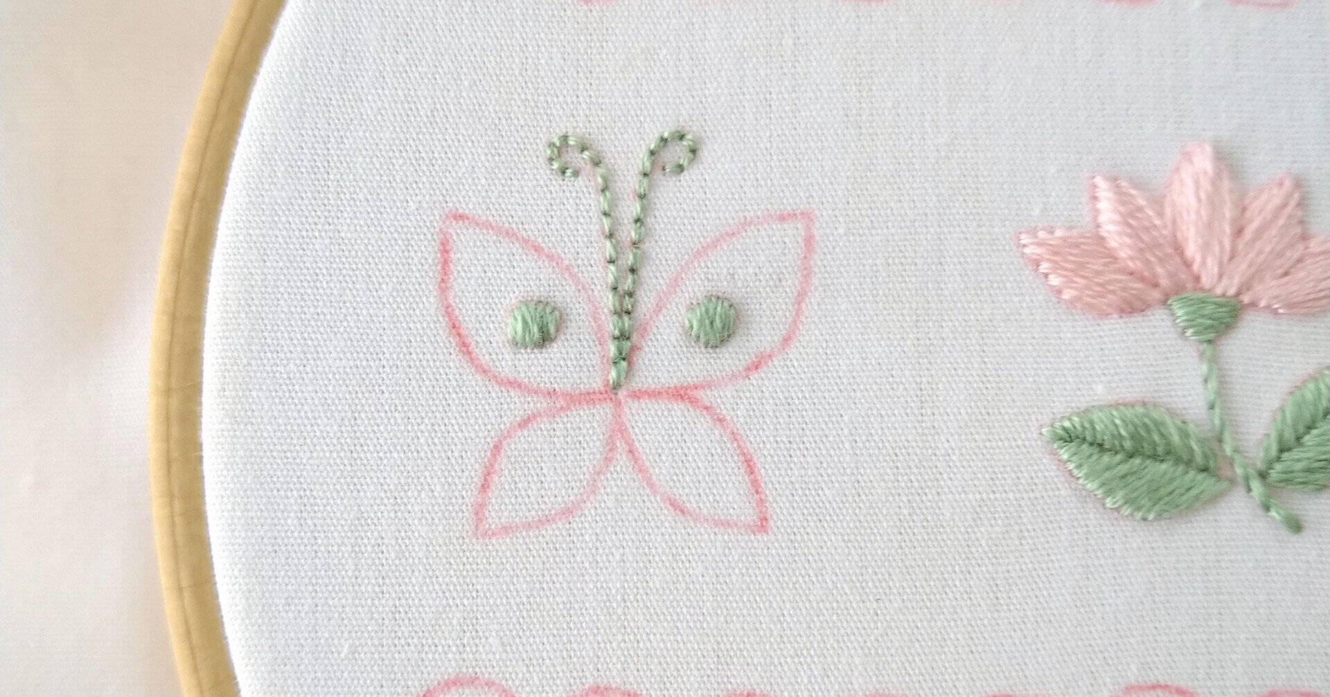 2色の刺繍糸で楽しむ花と蝶の刺繍図案* ステップ4 〜蝶の刺繍1 2色の刺繍糸で楽しむ花と蝶の刺繍図案* ステップ4 〜蝶の刺繍1