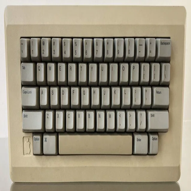 ヤフオクで久しぶりに初代Macintosh用キーボードの出品を見て、その